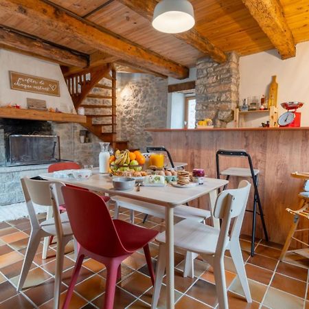 Maison De Village Au Coeur Des Remparts Сент-Элали-дю-Сернон Экстерьер фото